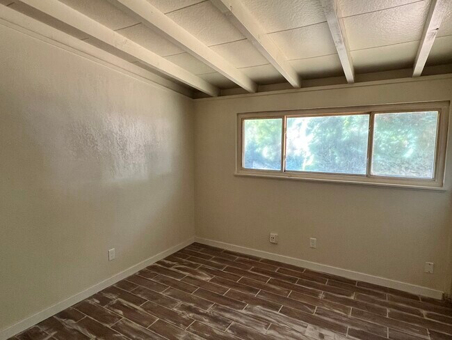 Building Photo - 1325 Hobson Ave