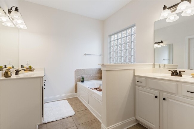 Building Photo - Gated Home in Franklin!