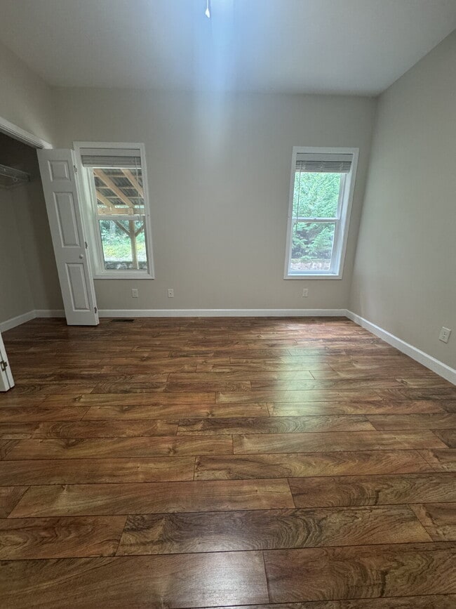 Building Photo - "Charming 3-Bed Retreat in Hendersonville with Cozy Fireplace."