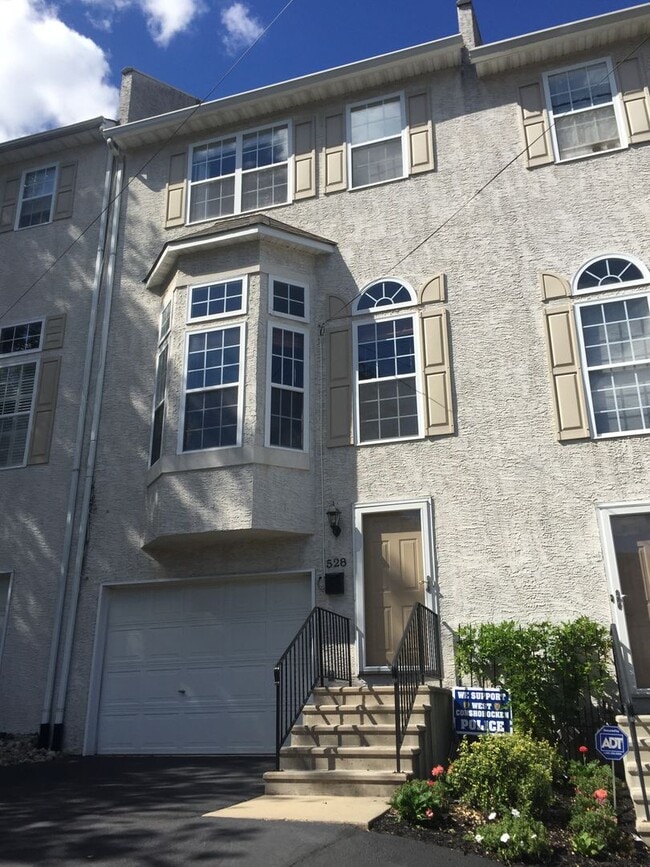 Building Photo - 528 Ford St