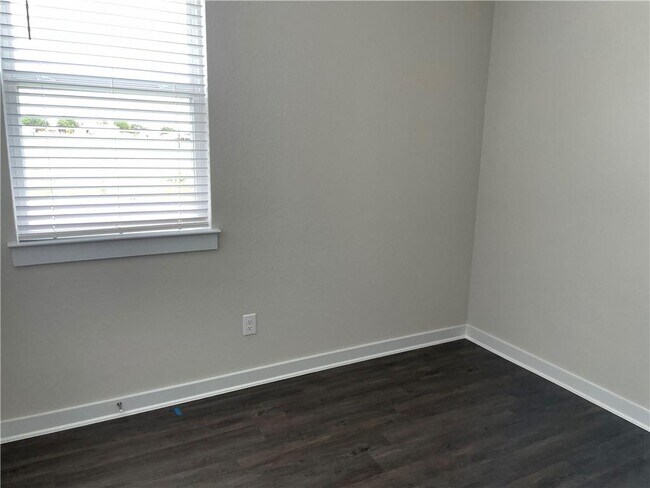 Building Photo - 609 Paddock Ln