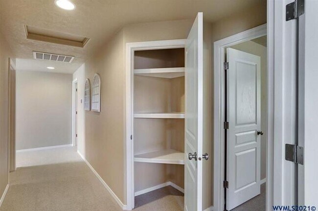 Building Photo - 848 NE Millstream Pl