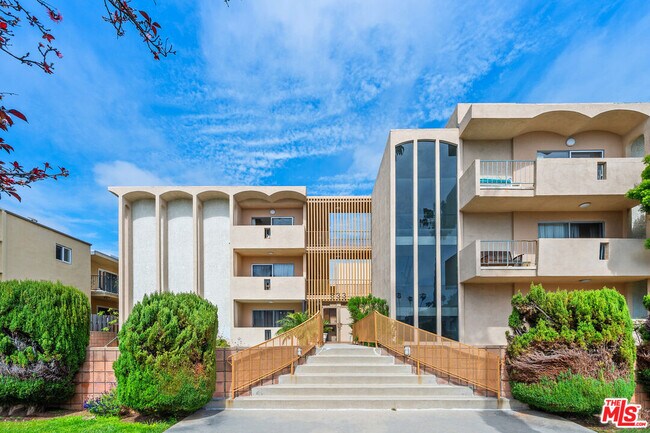 Building Photo - 833 5th St