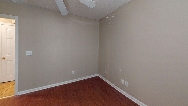 Building Photo - 860 Autumn Ridge Rd