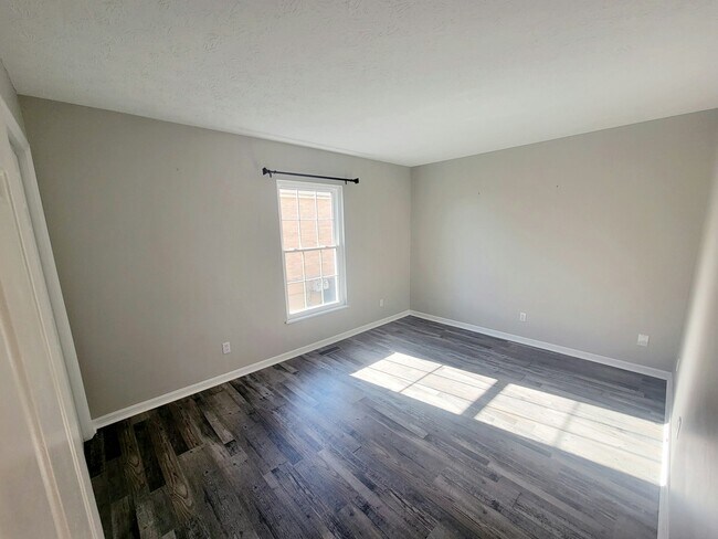 Building Photo - 470 Yale Dr