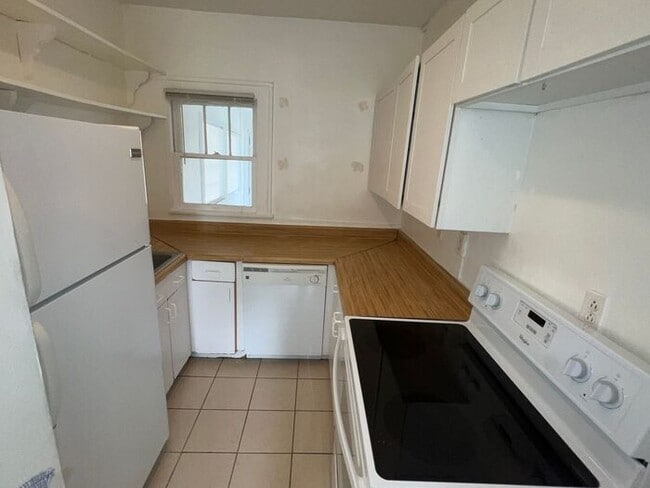 Building Photo - Two bedroom one bath second-floor apartment featuring a huge balcony!