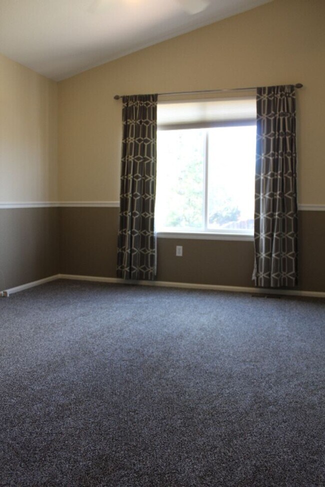 Building Photo - Beautiful 3 BR/2 1/2 BA Home in Highlands Ranch!