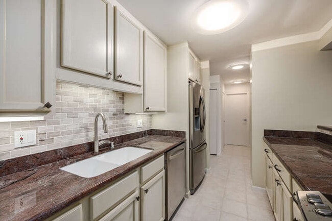 Building Photo - 111 E Chestnut St