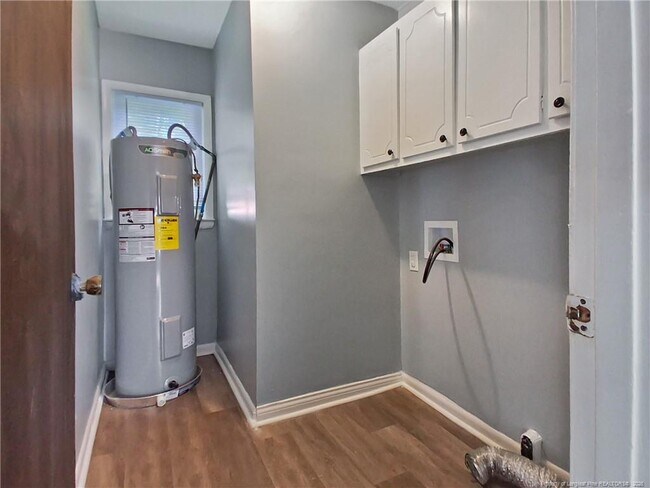 Building Photo - 1086 Essex Pl