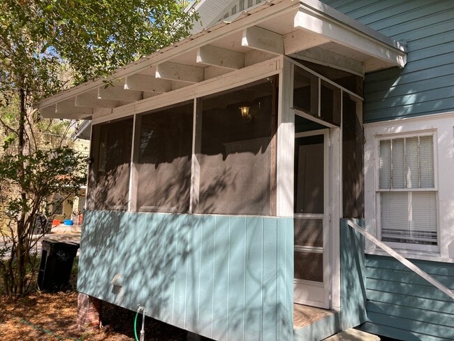 Building Photo - Spacious 2 Bedroom House Close to Campus!!