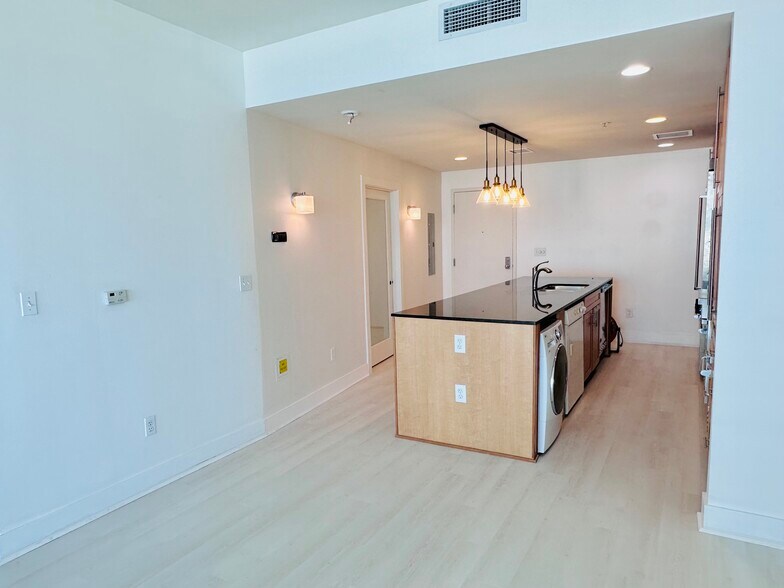 Building Photo - 1208 E Kennedy Blvd