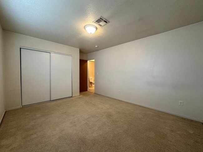 Building Photo - 2 bedroom, 2 bath apartment