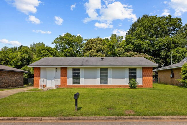 Building Photo - Charming 3 Bedroom, 2 Bathroom house