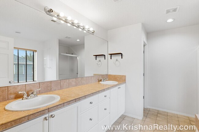 Building Photo - Beautiful 4 BD | 2.5 BA | Single-Family Home in Orenco Gardens | Charming Home in a Quiet Hillsbo...