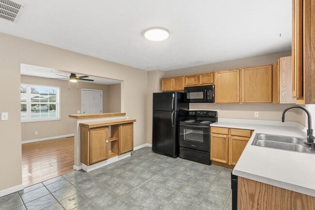 Building Photo - 3 Bedroom | 2 Bathroom | Nixa MO| Fenced Back Yard! | Nixa Schools!