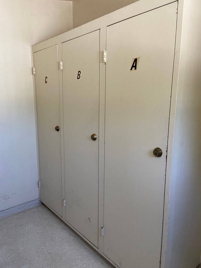 Building Photo - 3832 Fifth Ave