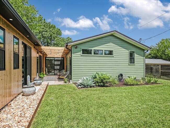 Building Photo - 2701 Nottingham Ln
