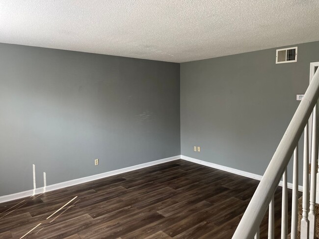 Building Photo - Cozy Townhome