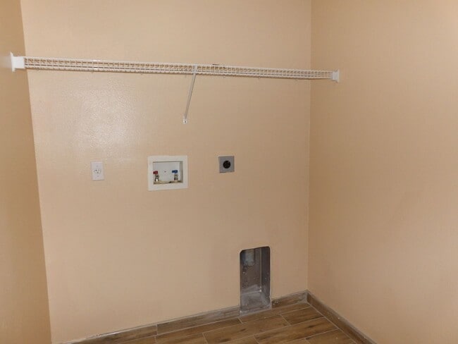 Building Photo - Spacious 4 Bedroom 2236 Sq Ft Call Carole ...
