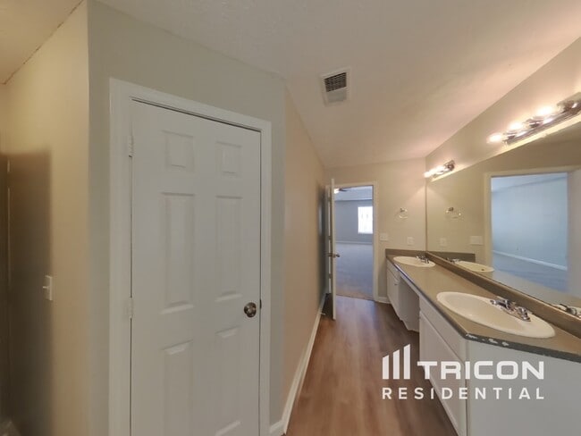 Building Photo - 2556 Tolliver Dr