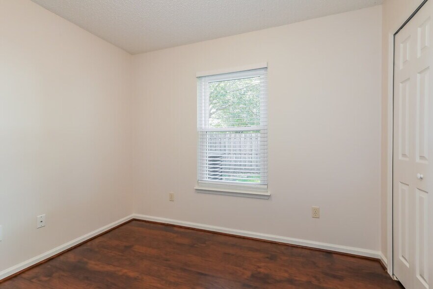 Building Photo - 14444 Woodfield Cir N