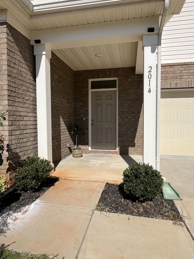 Building Photo - Spacious 5 Bed home in East Charlotte