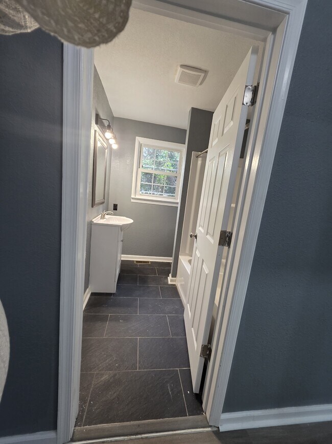 Building Photo - 307 E Pembroke Ave