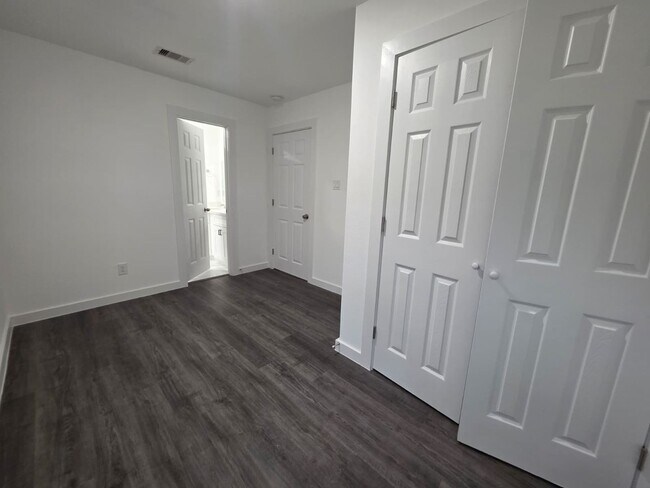 Building Photo - Stunning Duplex with Garage & Modern Finishes