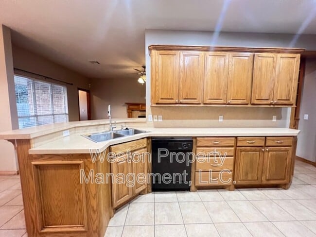 Building Photo - 701 N Ponderosa Way