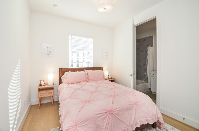 Building Photo - 6125 Cottage Grove Lake Dr