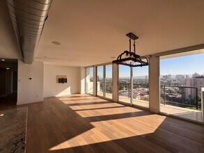 Building Photo - Luxury 2 Bedroom Condo Available at Regency House in Central Phoenix!