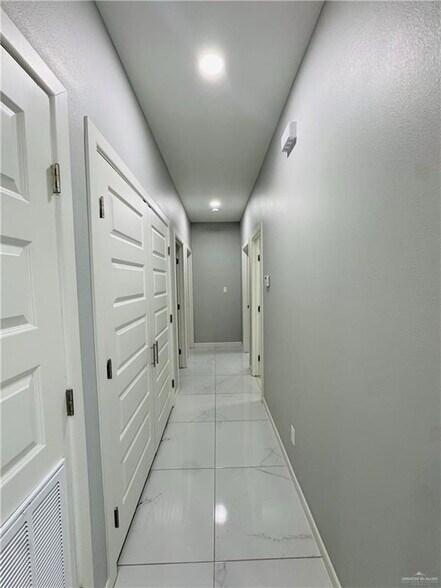 Building Photo - 1200 Country Club Dr