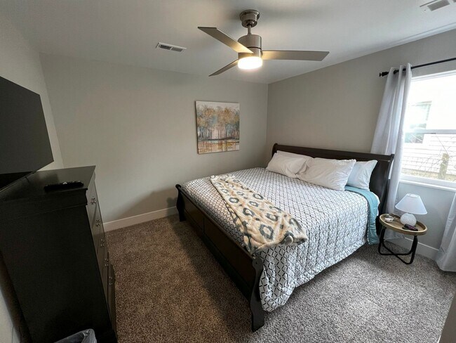 Building Photo - Fully Furnished rental with excellent central location in North cincinnati Suburbs