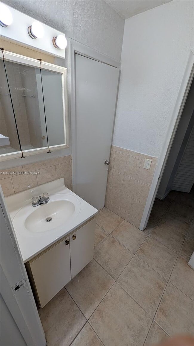 Building Photo - 10 Silver Springs Dr