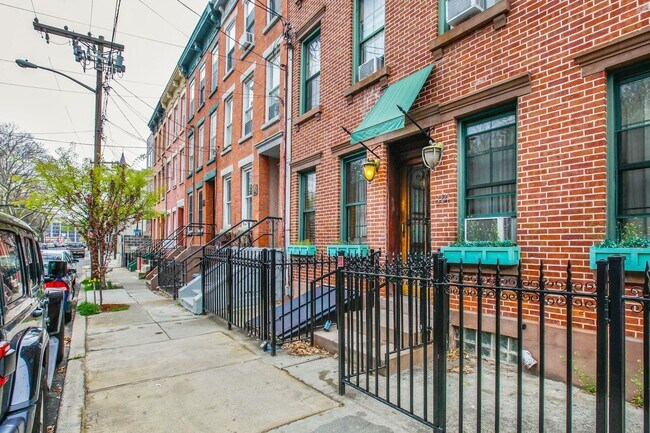 Building Photo - 314 6th St