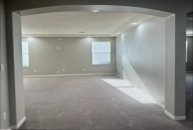 Building Photo - Large Stunning 5 Bedroom Home in the South...