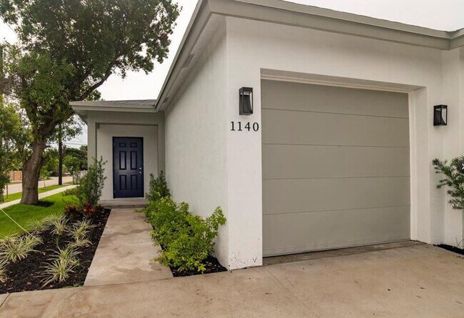 Building Photo - 1140 NW 1st Ave