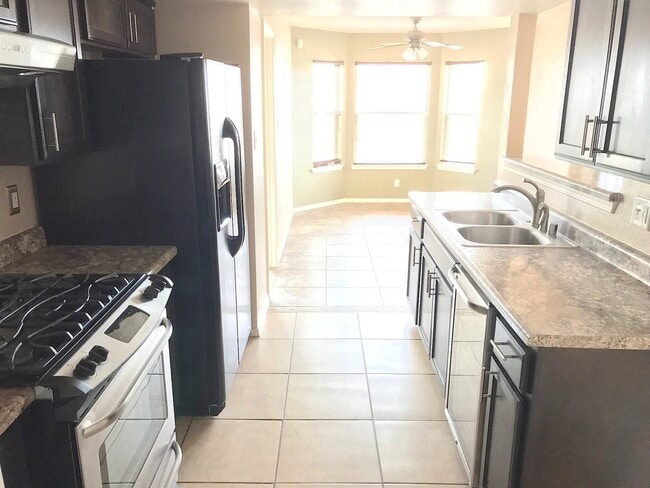 Building Photo - West El Paso 3 bed refrig A/C Home with Bo...