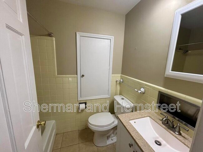 Building Photo - 807 Barrett Ln