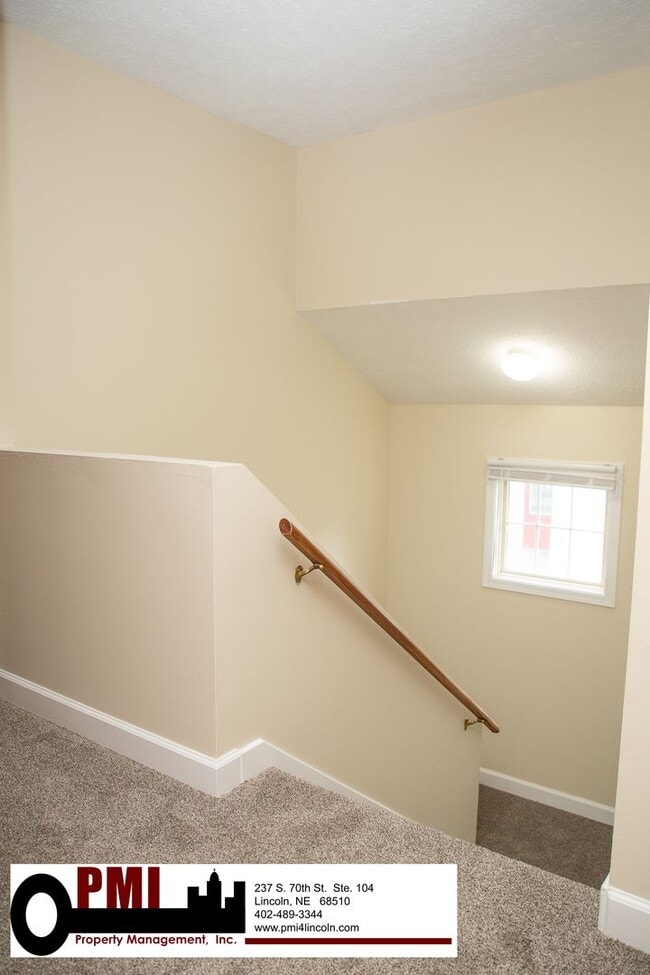 Building Photo - 3 Bedroom and 1.5 bathroom Duplex for Rent