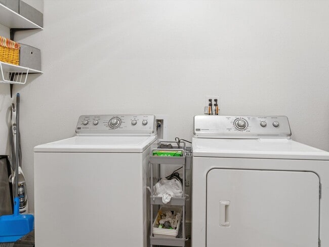 Building Photo - Unfurnished | 2 Bed / 1 Bath | NE Albuquer...