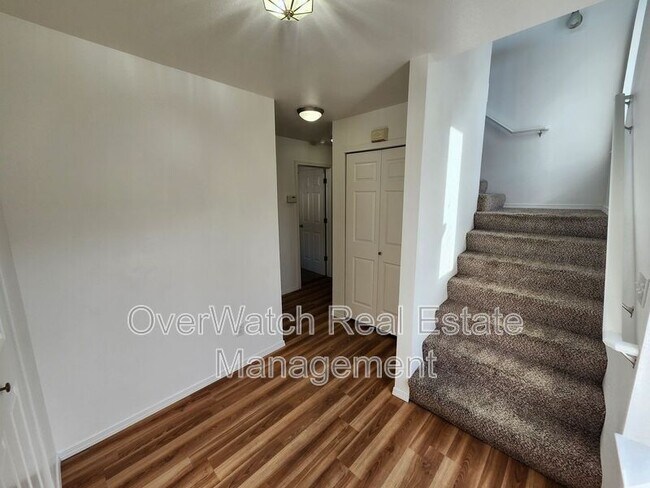 Building Photo - 705 Pearl Dr