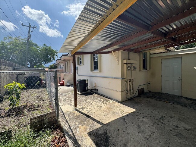 Building Photo - 713 SW 44th Ct