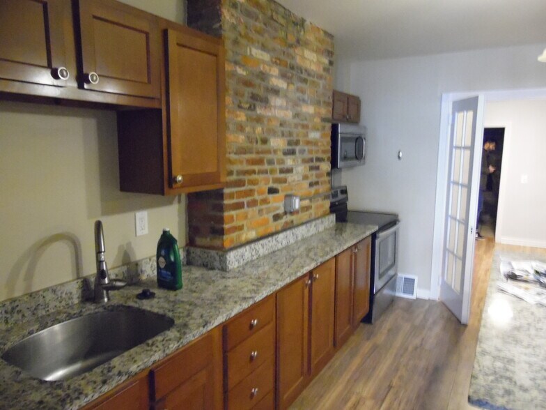 Building Photo - 105 S 18th St