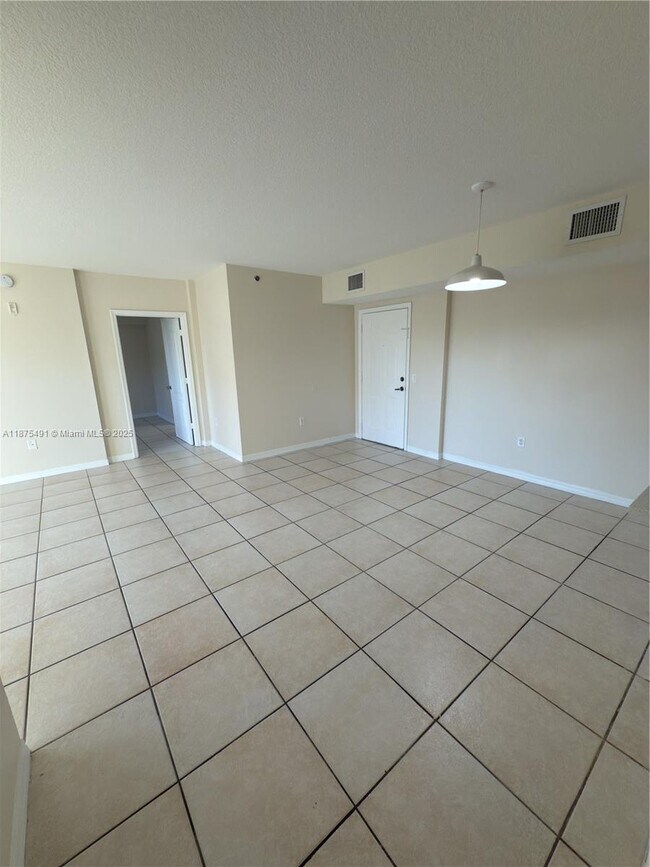 Building Photo - 9340 Fontainebleau Blvd