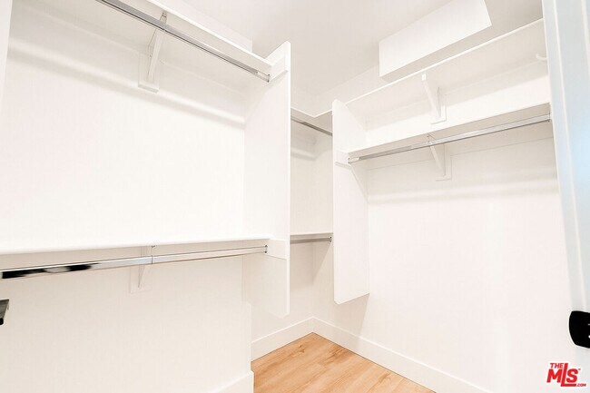 Building Photo - 5813 Lexington Ave