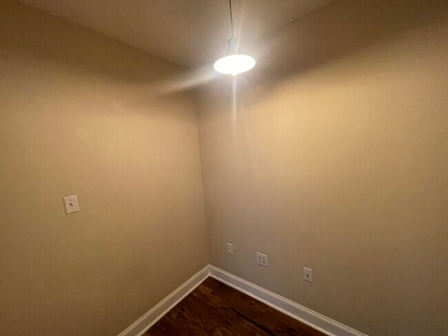 Building Photo - 858 Van Dyke Dr