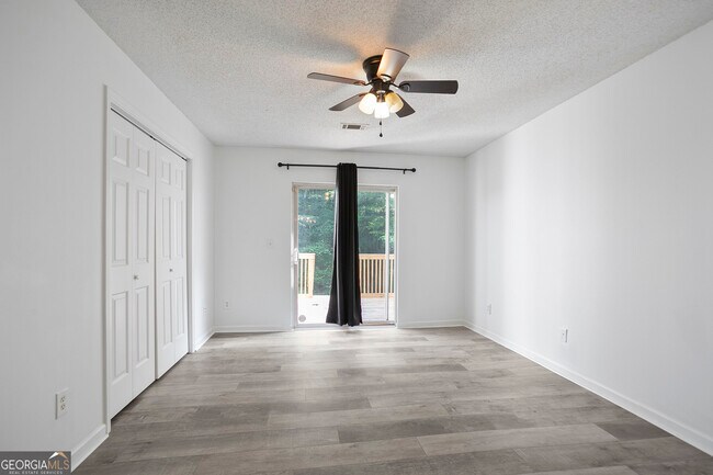 Building Photo - 6712 Lakewood Dr