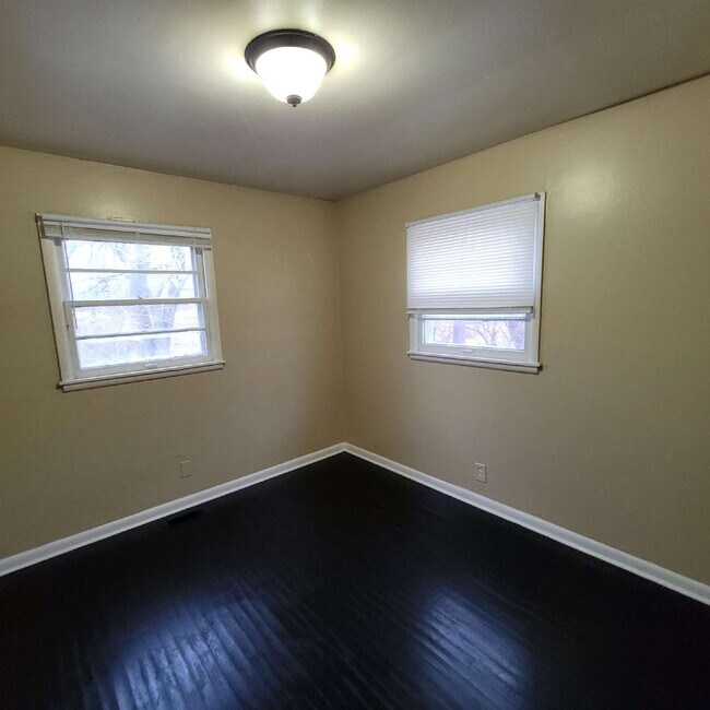 Building Photo - Cozy East Side Home!