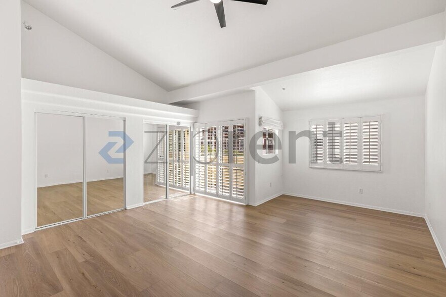 Building Photo - Unit